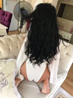 Kıvrımlı vücuda sahip Özlem