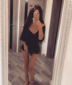 Zevkli giyinen bayan Aysel